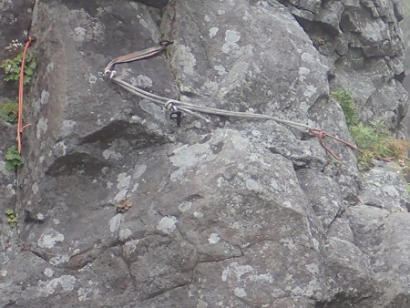 赤岳沢 F3 左壁のフィックスロープ