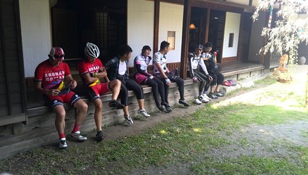 縁側で休む参加者たち。