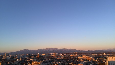 朝焼けと月に丹沢を望む。なかなかきれいだった