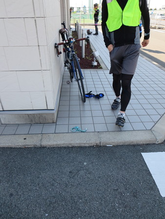 そしてなぜかマックに手錠が。