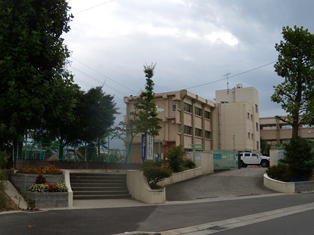 塗り替え工事中の本庄小学校