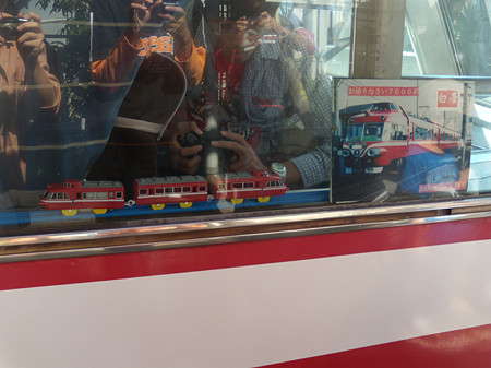 7011F7012の展望席最前列に置かれたポスターとプラレール