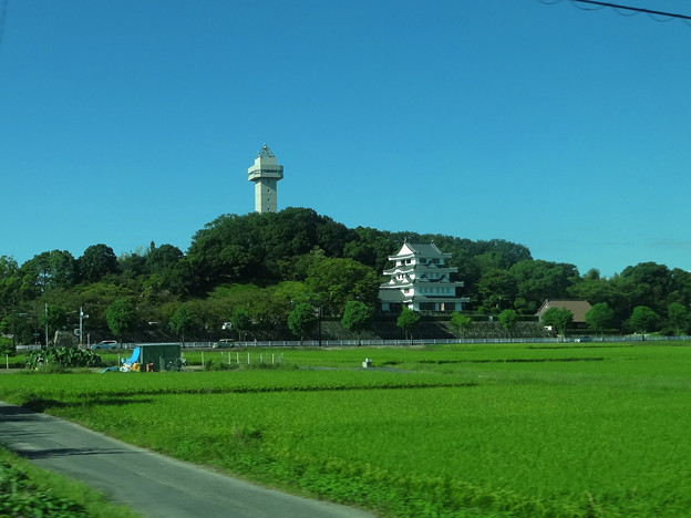 名鉄瀬戸瀬から見た城山公園・旭城 - 02