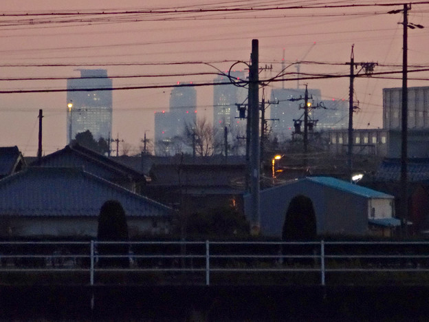 小牧市内から見た、夕暮れ時の名駅ビル群