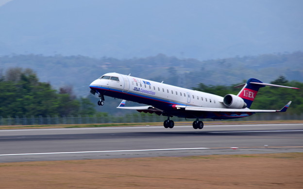 アイベックス ボンバルディア CL-600-2C10 CRJ-702（JA06RJ）-1