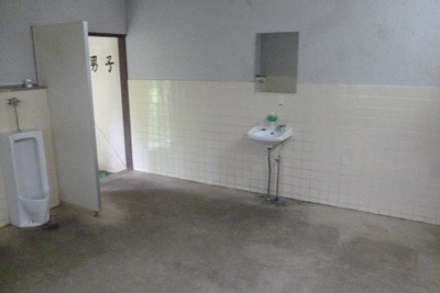 2014091111-021CenterToilet