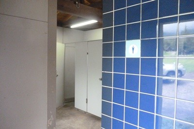 2014091111-038CenterLeftToilet