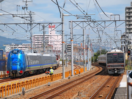 207系普通とキハ285系 山陽本線鷹取駅