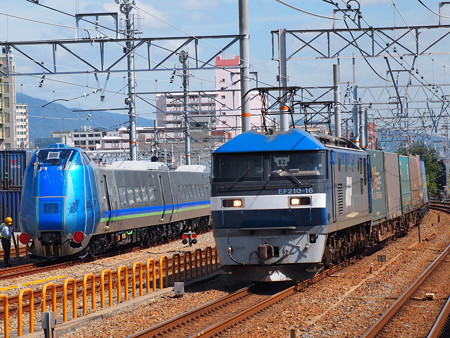 EF210貨物とキハ285系 山陽本線鷹取駅