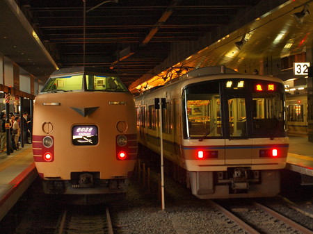 381系きのさきと221系普通 山陰本線京都駅03