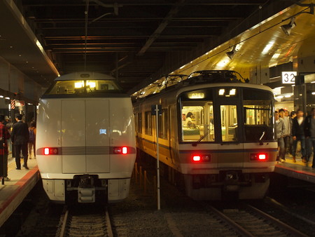 289系特急きのさきと221系普通 山陰本線京都駅