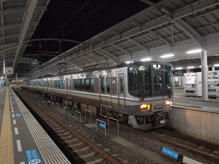 223系回送 予讃線高松駅03