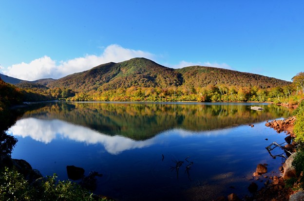 須川湖紅葉と青空