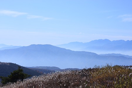 霧ヶ峰から　山並みとススキのお花畑！ (#^.^#)