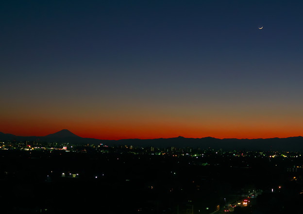 地球照の月と富士山