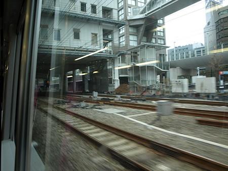 湘南新宿ライングリーン車１階の車窓（新宿駅）