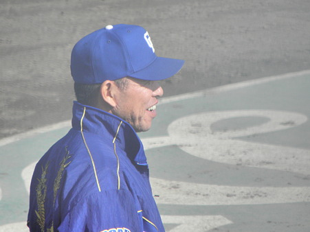 035 笑顔で見てる、井上2軍監督