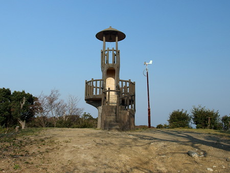 鉢巻山 家族の広場の鐘つき塔