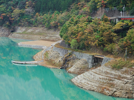 奥大井湖上駅から眺める接岨湖