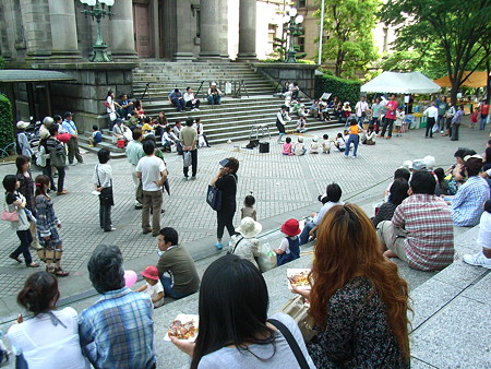 市役所の階段で お好み焼きを食べながら‥