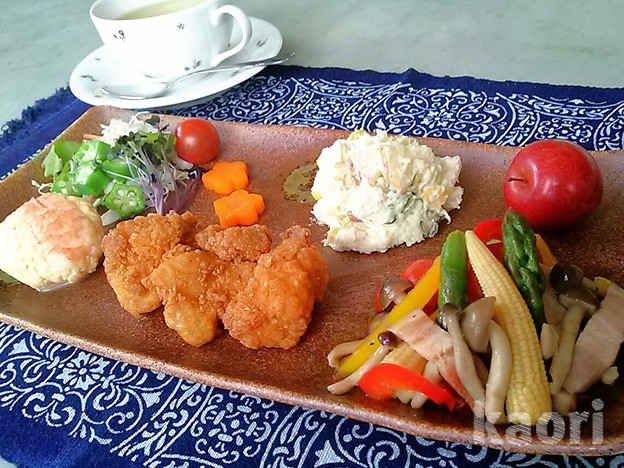 アスパラベーコンと鶏唐揚げのランチプレート