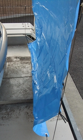 横から