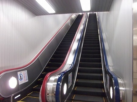 701-下りエスカレータ