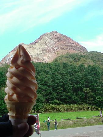 昭和新山とソフトクリーム