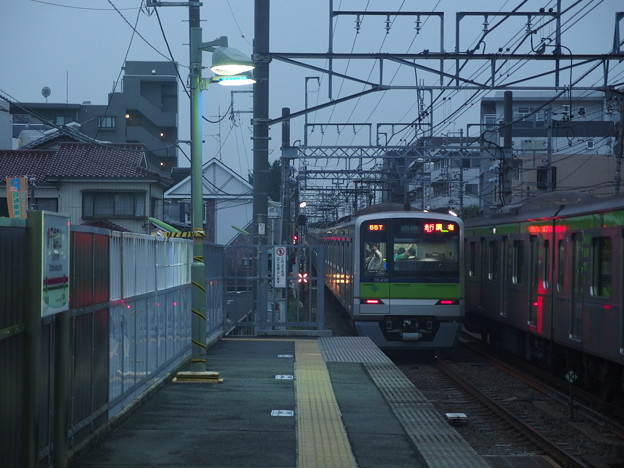 京王線千歳烏山駅１番線　都営10-410F急行調布行き後方よし