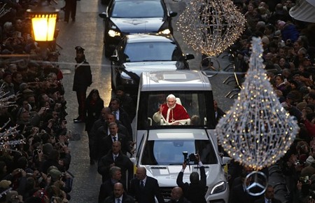 pope-in-mercedes-Pope-marks-the-beginning-of-Italys-Christmas-season-with-Immaculate-Conception-prayer-600x386