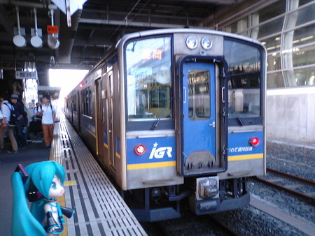 八戸駅ですぐに盛岡行きに乗り換え(><;) ■ 八戸 17:44 → 盛岡 19:3...