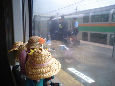 今朝人身事故のあった小金井駅に停車。そこで現場検証していた。ブル...