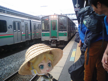 小牛田駅で一ノ関行きに乗り換えます。 レン:「相変わらずすごい混...