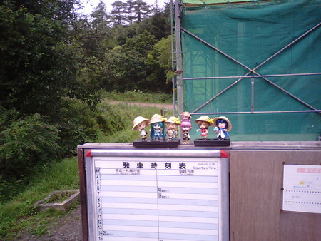 誰も降りない寂しい駅を、おチビちゃん達が賑々しくお出迎えするスペ...