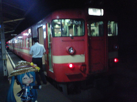 滝川駅に到着。9分の連絡で、岩見沢行きへ。(写真は、@砂川駅)