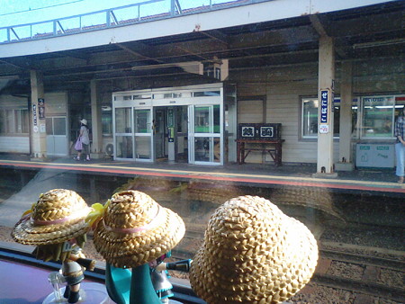 銭函駅に停車。 ミク:「そういえば今回の旅行、始まりの頃は資金が...
