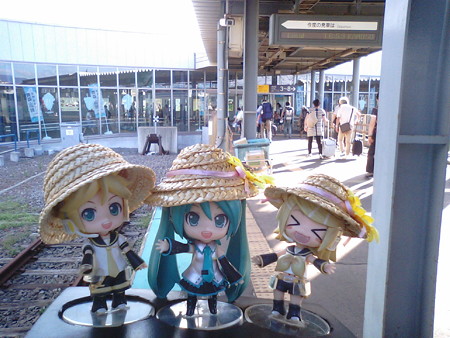 函館駅到着、22分遅れでした(*´Д`)=з レン:「さあ急いでお土産物...
