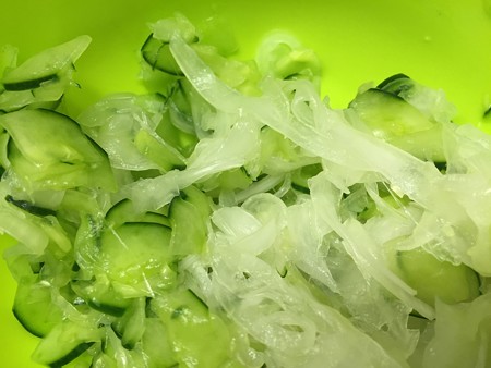 玉ねぎときゅうりの薄切り