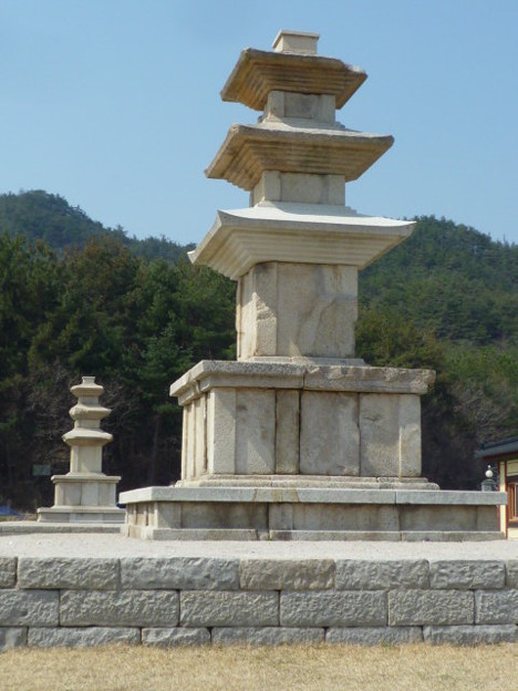 伝念仏寺址三重石塔～韓国慶州 Three-story stone pagoda in 　the sky