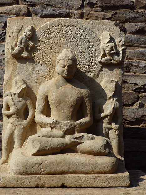 瞑想する仏陀～仏教彫刻 Meditating Buddha behind the Tor-ana