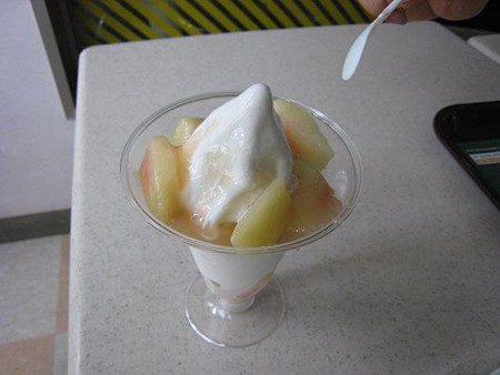 白桃ピーチパフェ