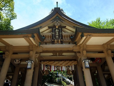 和霊神社02 天狗とおたふく―まるでお寺の山門