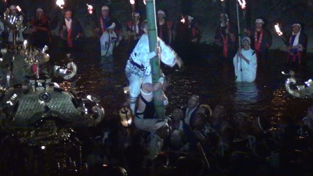 和霊大祭クライマックス 御幣取り 一人目1