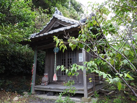 久能山東照宮08-2 徳音院の脇に立つ社