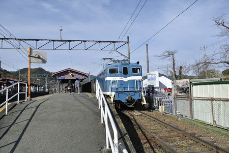長瀞駅にて待避貨物列車