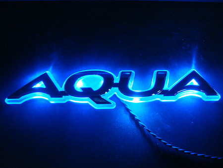 トヨタＡＱＵＡ　エンブレムＬＥＤ　青