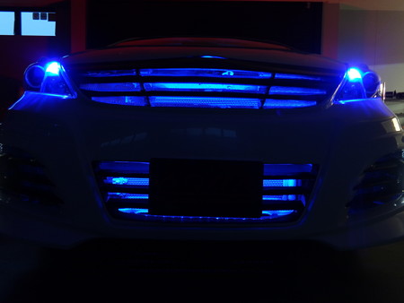プリウスα　千葉県　グリル内ＬＥＤ取付１