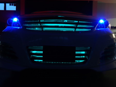 プリウスα　千葉県　グリル内ＬＥＤ取付８