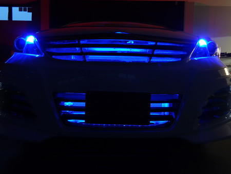 プリウスα　千葉県　グリル内ＬＥＤ取付９