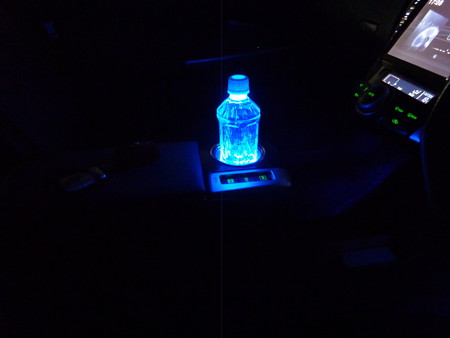 プリウスα　千葉県　ドリンクホルダーＬＥＤ取付